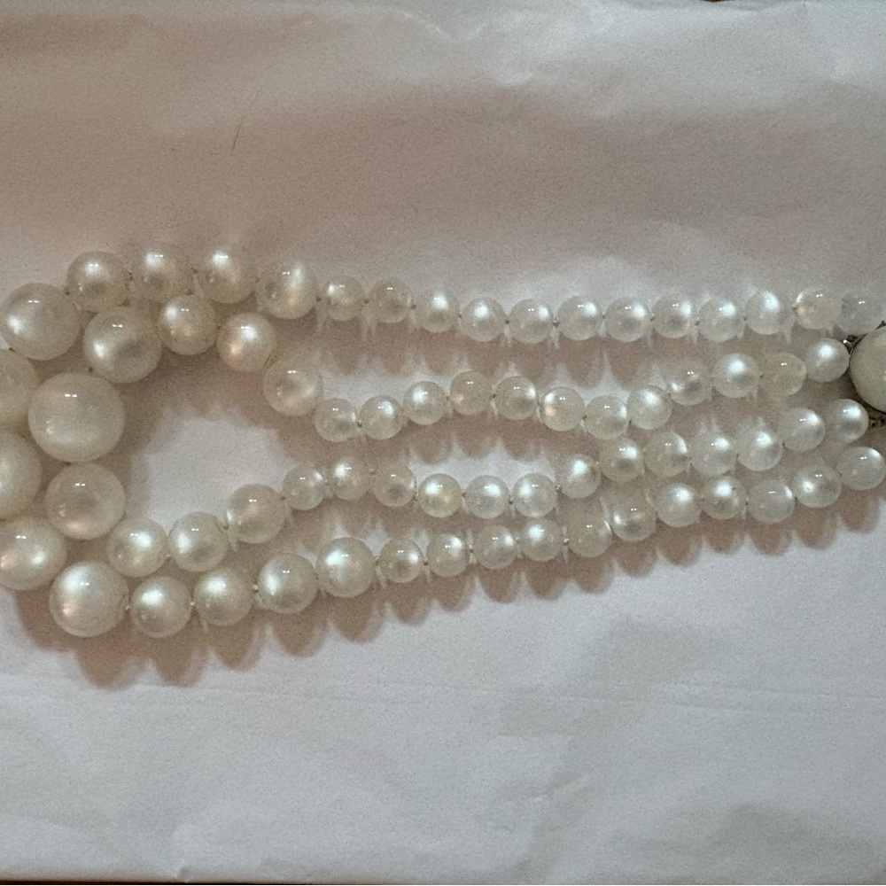 Stunning Vintage White Moon glow Necklace